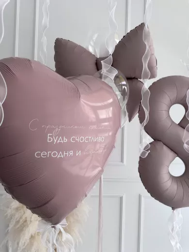 Шары на 8 марта — пример праздничной композиции из воздушных шаров