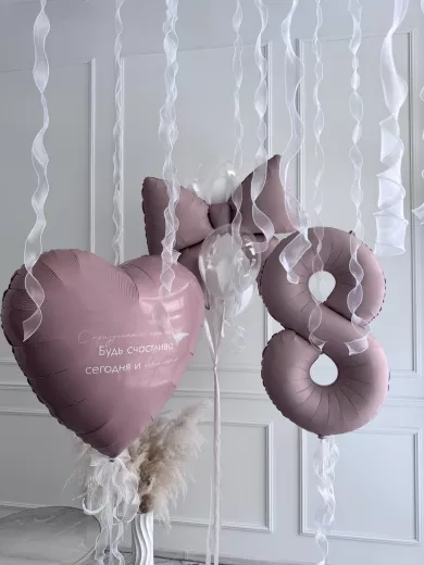 Шары на 8 марта — пример праздничной композиции из воздушных шаров